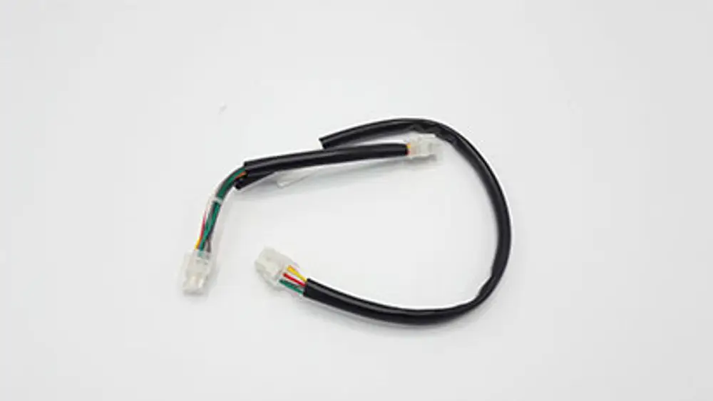 Kabel mit verbundenen Steckerenden, typisch für Kommunikationssysteme, möglicherweise für Remeha-Heiztechnik oder ähnliche Produkte.